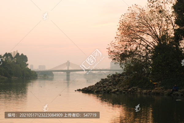 大橋晚霞船江水