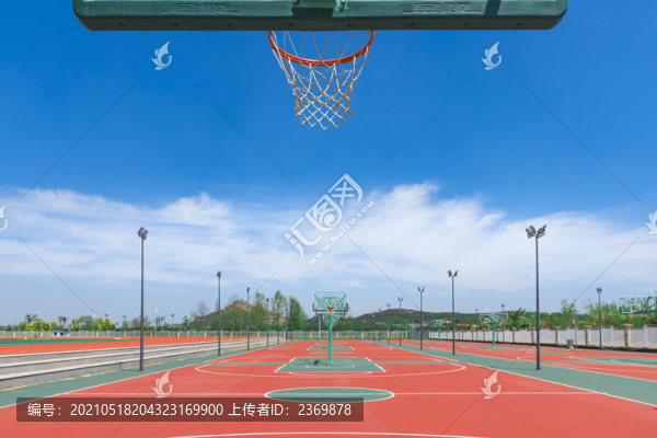 學(xué)校里無(wú)人的籃球場(chǎng)和藍(lán)天白云