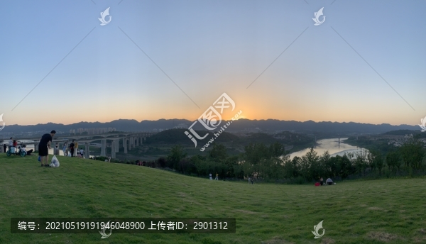 日出群山清晨