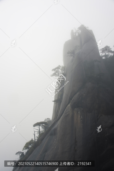 雨霧中的中國江西上饒三清山風光