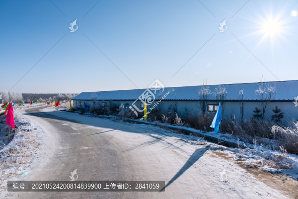 冬天雪后的村莊和道路