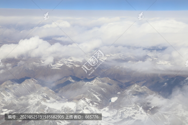航拍高原雪山