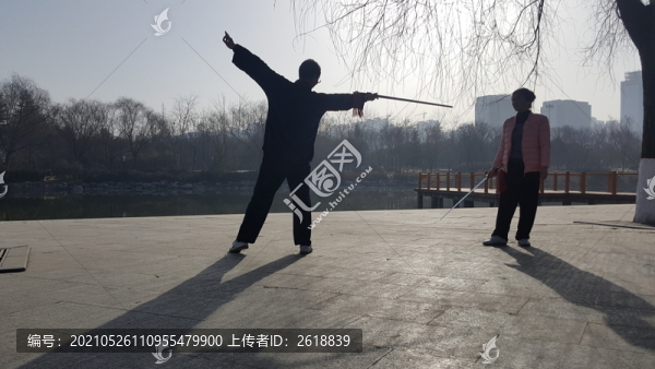 公園的俠侶劍客