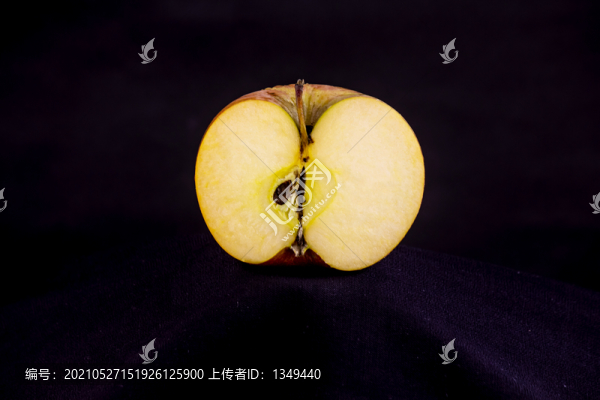氧化的半個(gè)蘋果