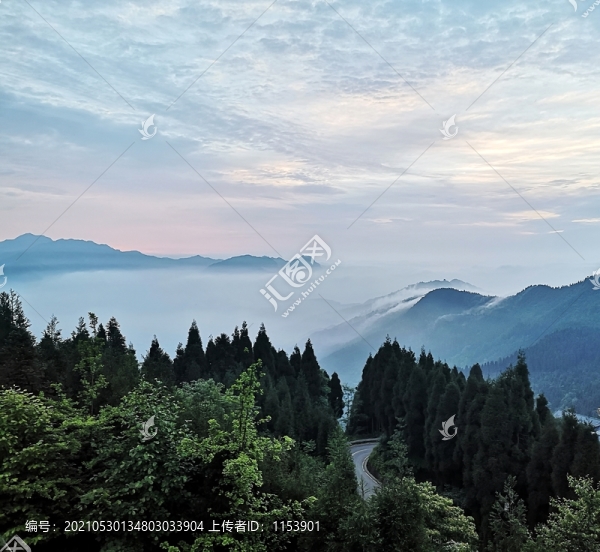 群山巍巍