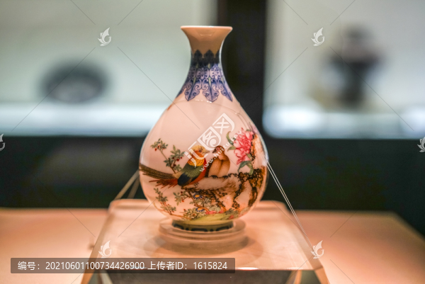 乾隆款琺瑯彩芍藥雉雞圖玉壺春瓶