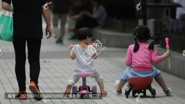 坐著童車的小伙伴