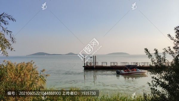 湖面小船