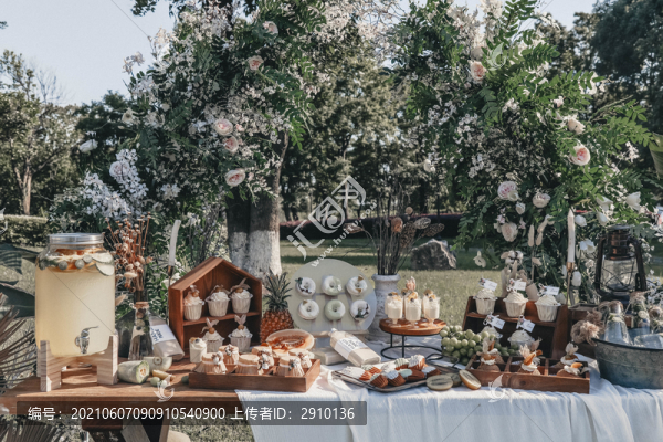 白綠色婚禮甜品臺(tái)
