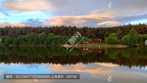 湖光倒影