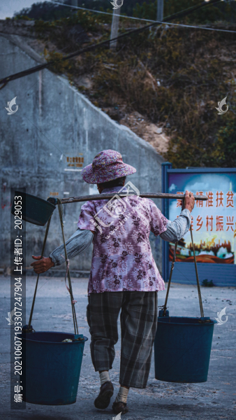 挑水的留守老人