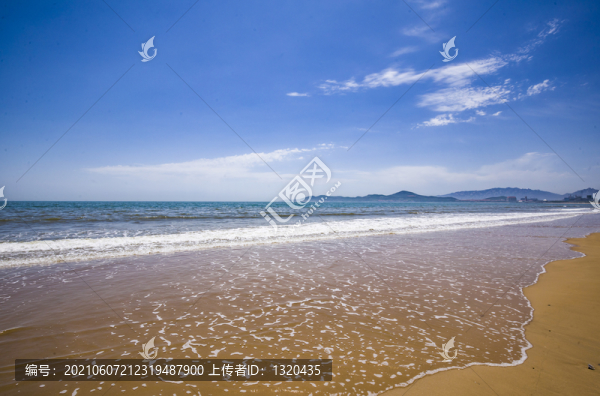 藍天白云海浪沙灘