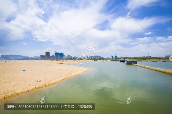 藍(lán)天白云海浪沙灘