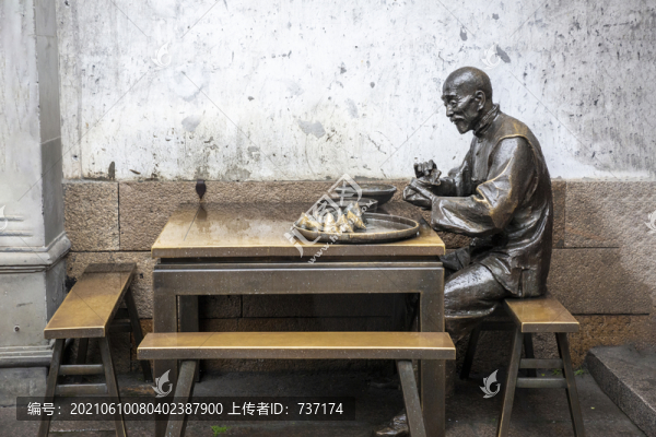 嘉興粽子文化博物館前包粽子雕像