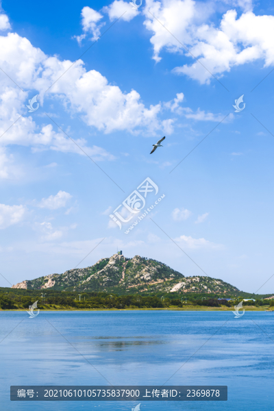 藍(lán)天白云下的海洋與遠(yuǎn)山