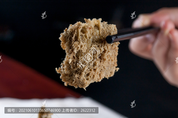 夾起油炸臭豆腐