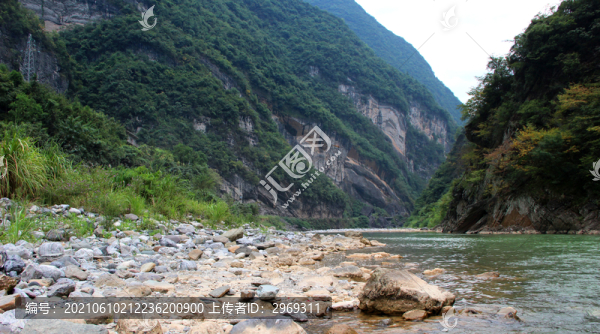 山間溪流