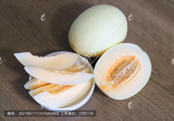 桌子上切開的甜瓜