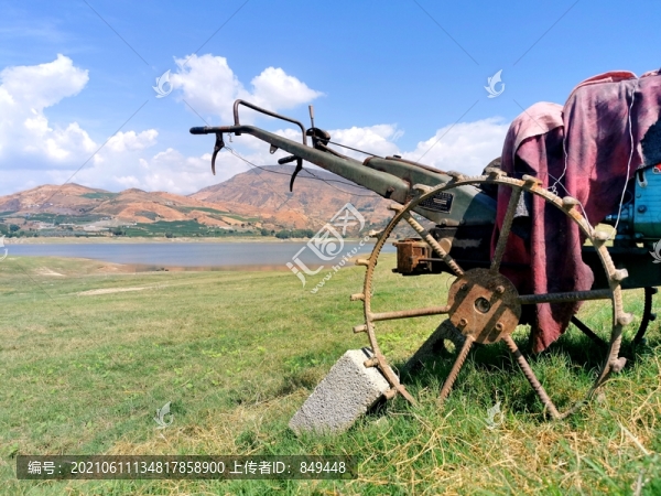 老式手扶拖拉機(jī)