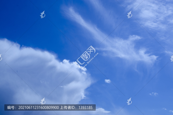 青海茶卡鹽湖的天空云彩云朵