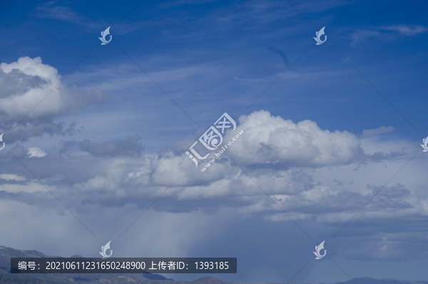 雪山上的天空云彩