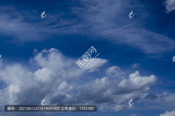青海茶卡鹽湖的天空