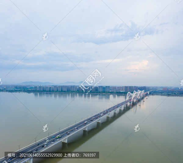 航拍浙江杭州錢塘江九堡大橋