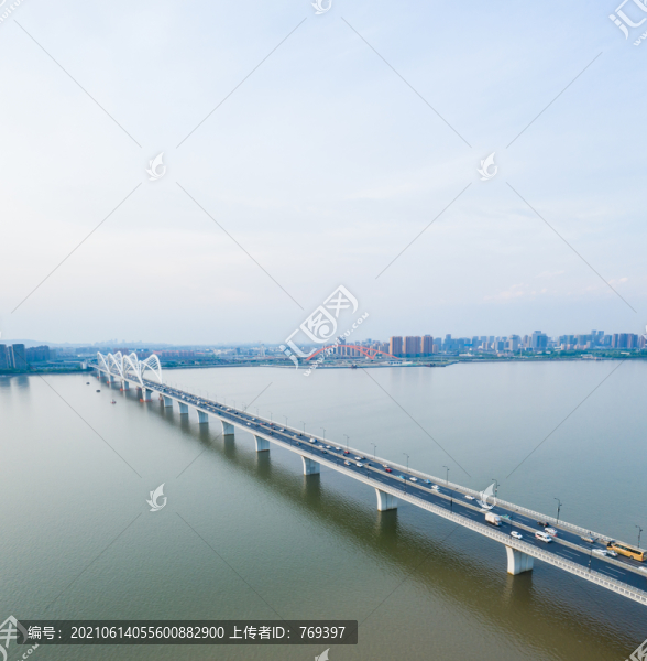 航拍浙江杭州錢塘江九堡大橋