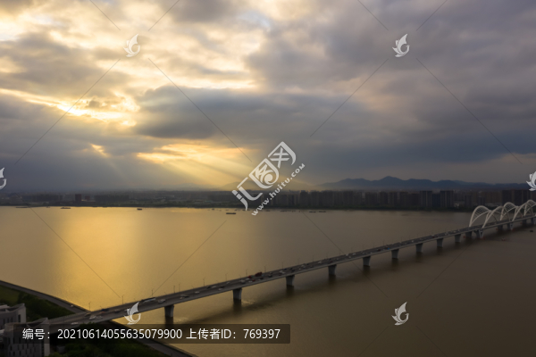 航拍浙江杭州錢(qián)塘江九堡大橋