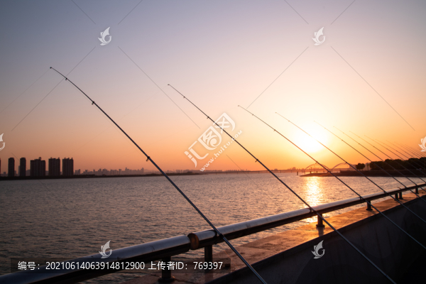 日落下錢(qián)塘江邊的釣魚(yú)竿