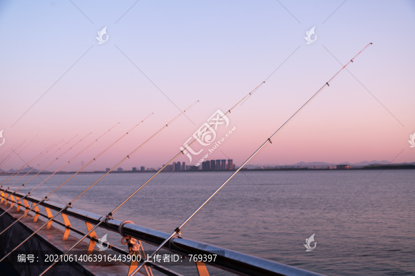 日落下錢(qián)塘江邊的釣魚(yú)竿