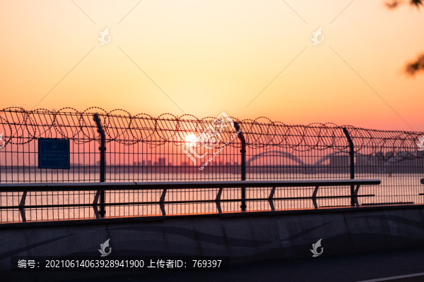 日落下錢塘江邊的護欄