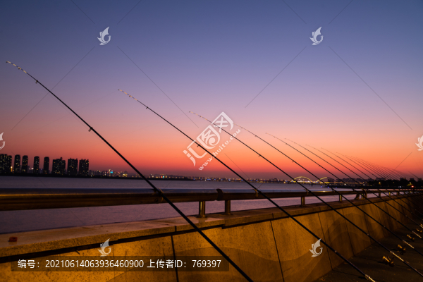 黃昏中錢塘江邊夜釣的魚竿
