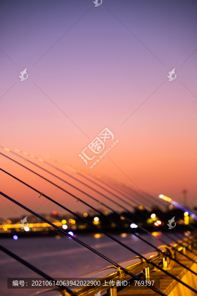 黃昏中錢塘江邊夜釣的魚竿