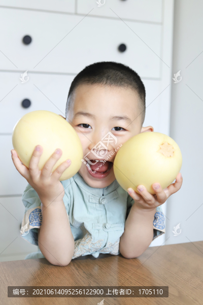 小孩手捧甜瓜