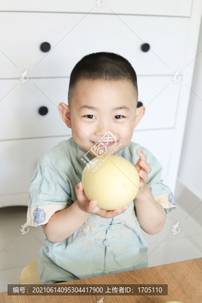 小孩手捧白甜瓜
