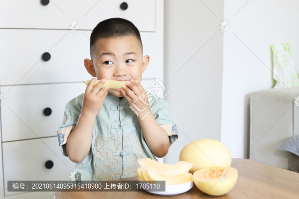 小孩吃甜瓜