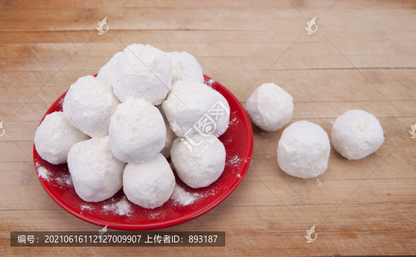 盤子里的元宵湯圓