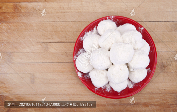 盤子里的元宵湯圓