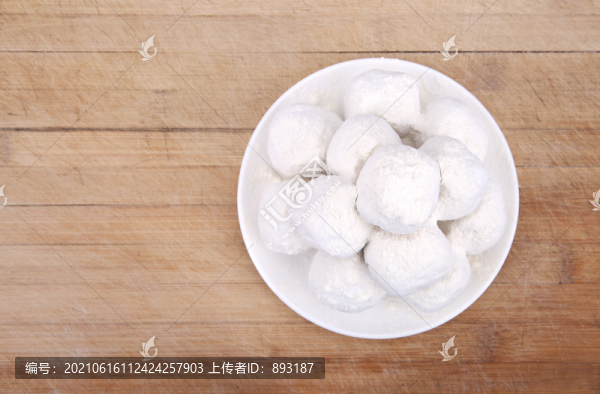 盤子里的元宵湯圓