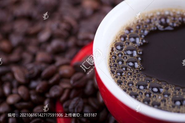 一杯咖啡和散落的咖啡豆