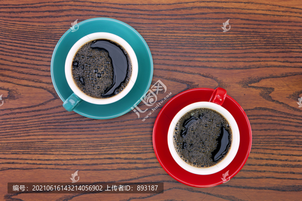桌子上的兩杯咖啡