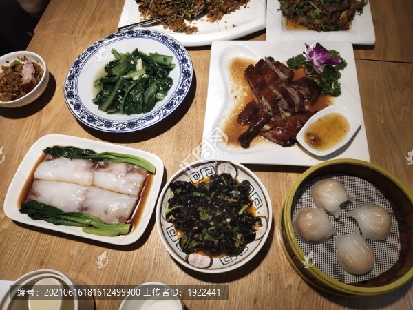 一桌子美食