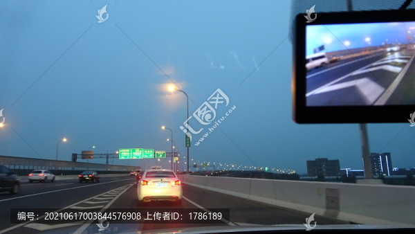 高速公路城市黃昏