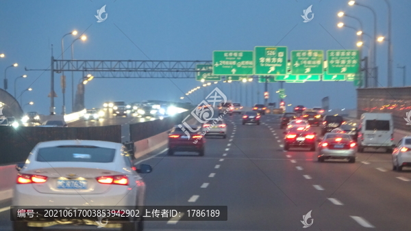 高速公路城市黃昏
