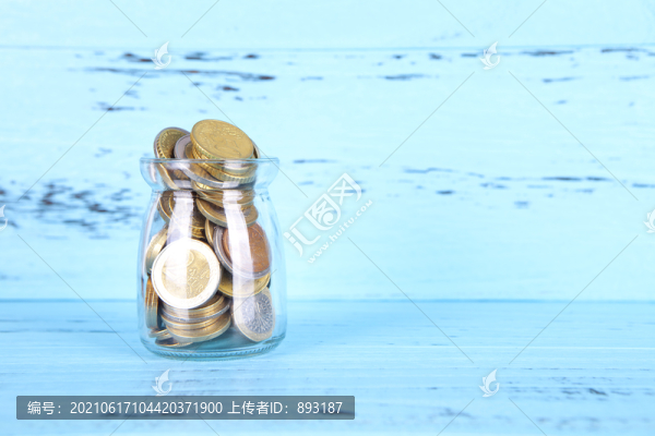 裝滿歐元硬幣的玻璃瓶