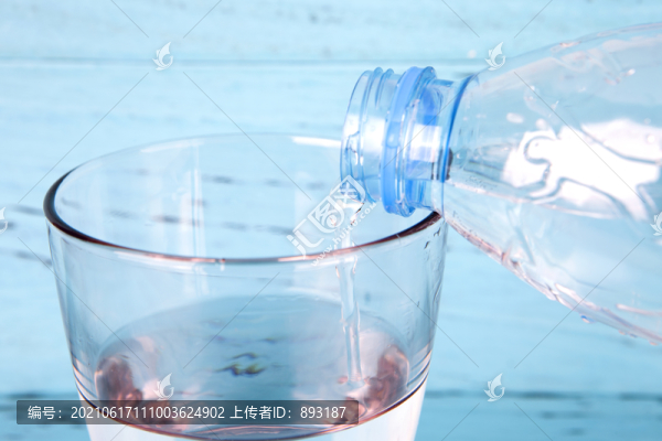 往玻璃杯中倒水