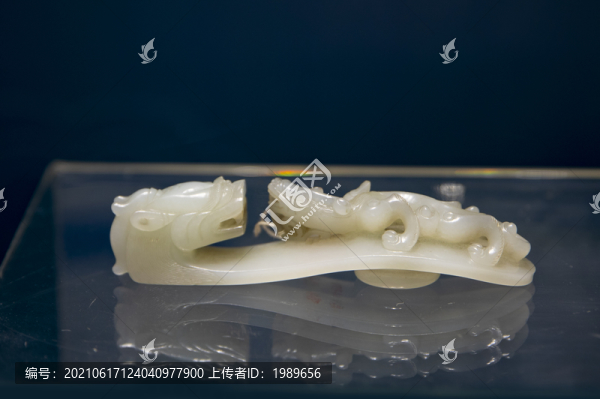 清白玉螭龍紋帶鉤