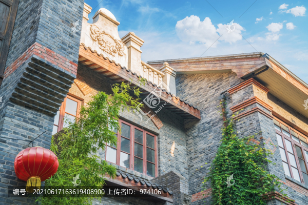 仰拍武漢漢口里古建筑的局部細(xì)節(jié)
