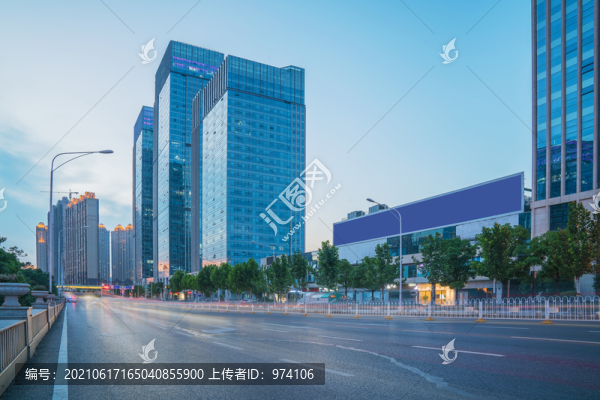 武漢城市建筑天際線和柏油馬路